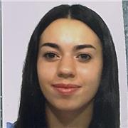 Studentessa universitaria di medicina impartisce lezioni di matematica a studenti di scuole medie e superiori